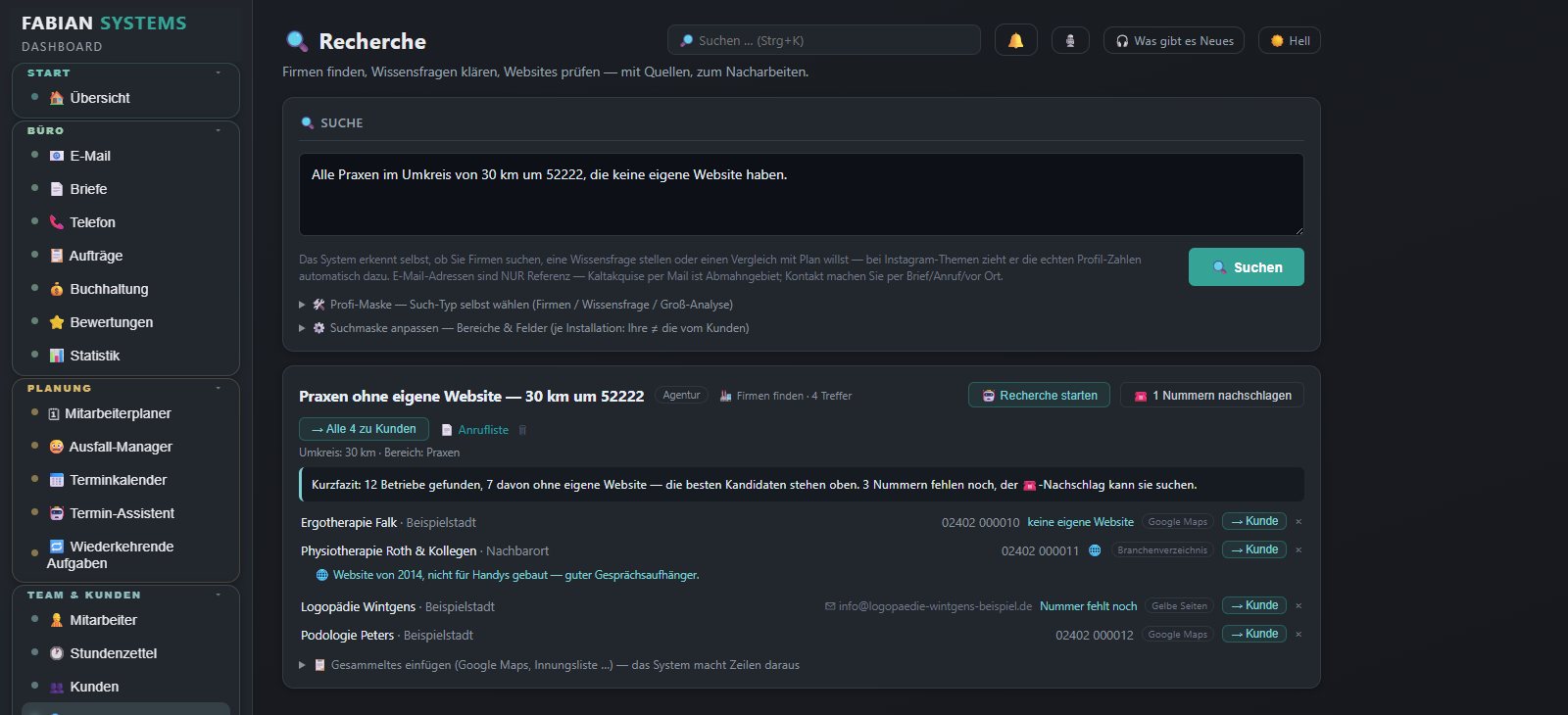 Der Rechercheagent im System: ein in Alltagssprache formulierter Suchauftrag, darunter Kurzfazit und Fundstellen — jede mit ihrer Quelle belegt