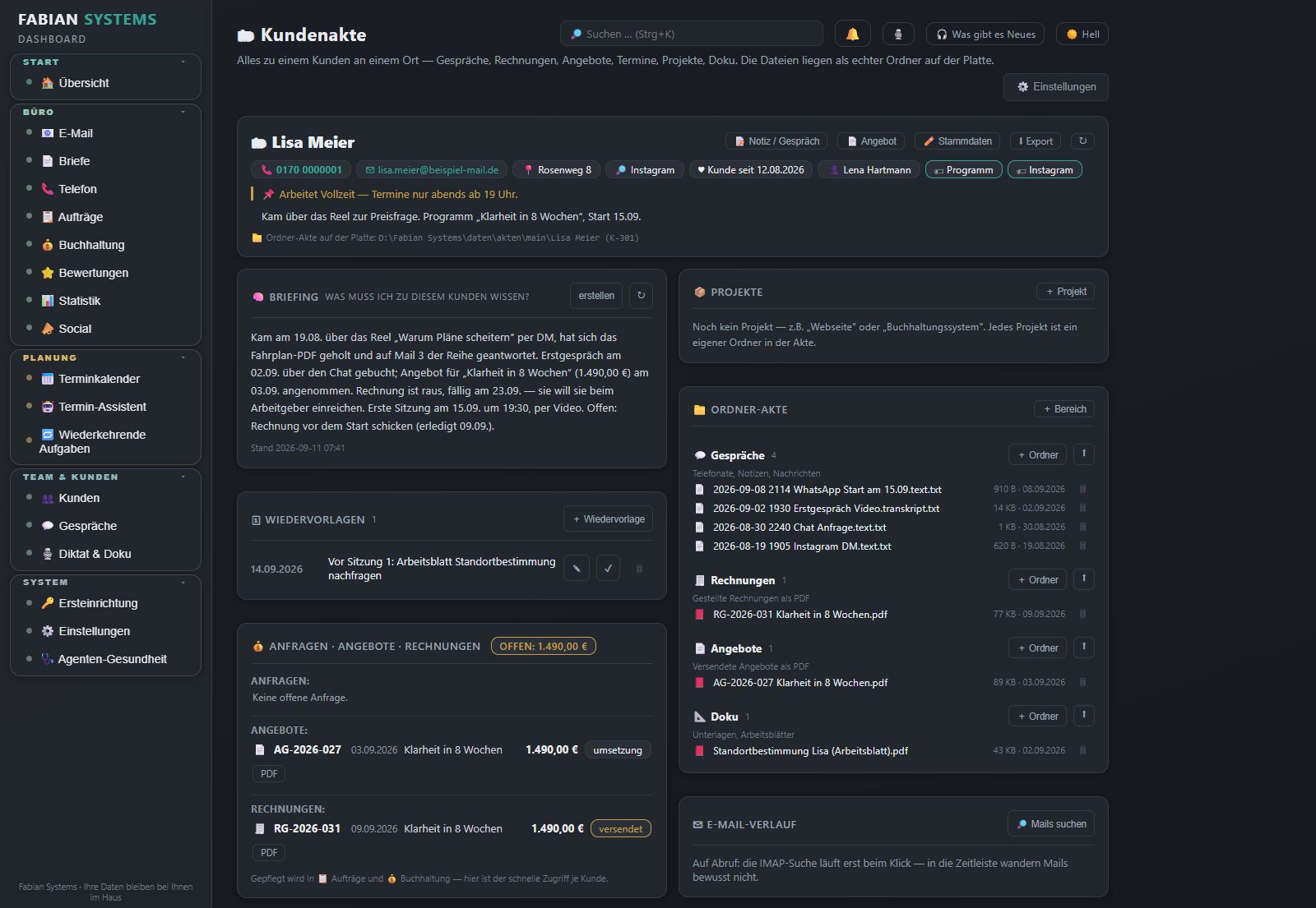 Der Kopf einer Kundenakte: Kontakt, Merkmale, Herkunft Instagram, das Briefing vor dem Gespräch, Wiedervorlage, Angebot und Rechnung, daneben die Ordner-Akte mit Gesprächen, Rechnungen, Angeboten und Unterlagen
